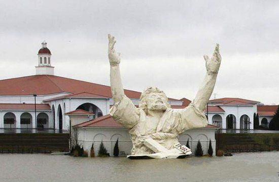 Mолния уничтожила Иисуса Христа